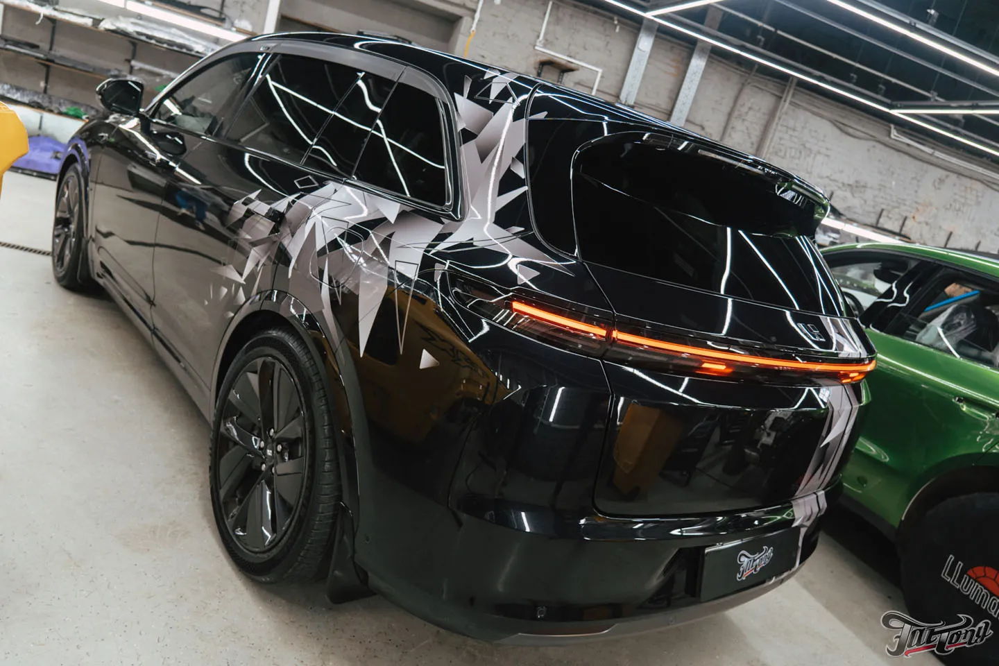 Добавили винилографию и полностью оклеили Li Auto L7 (LiXiang L7) полиуретаном, затонировали шильдики, защитили глянец в салоне, почистили и обработали керамикой кожу
